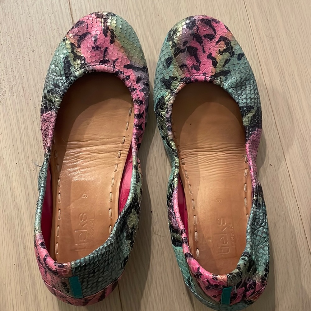 Rare Snakeskin pink/teal tieks